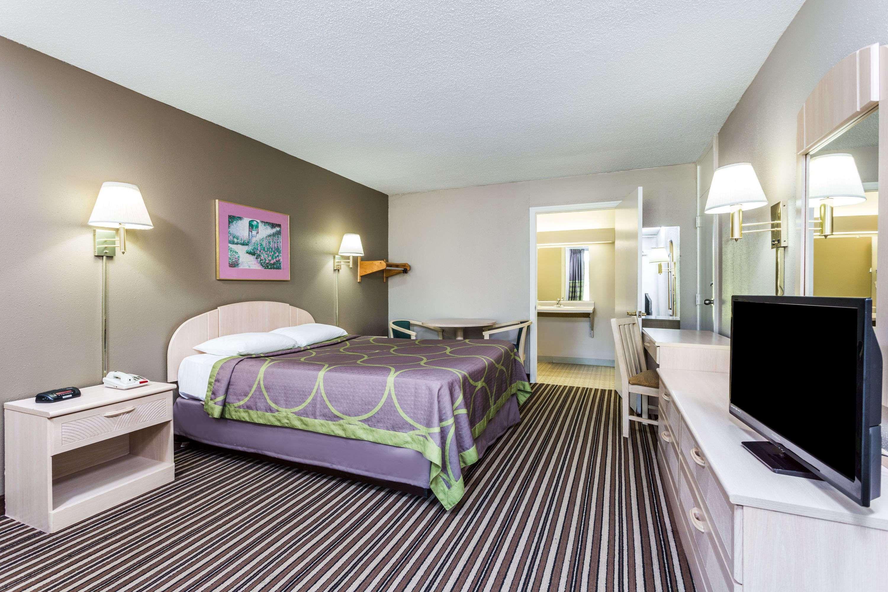 Super 8 By Wyndham Commerce Bagian luar foto