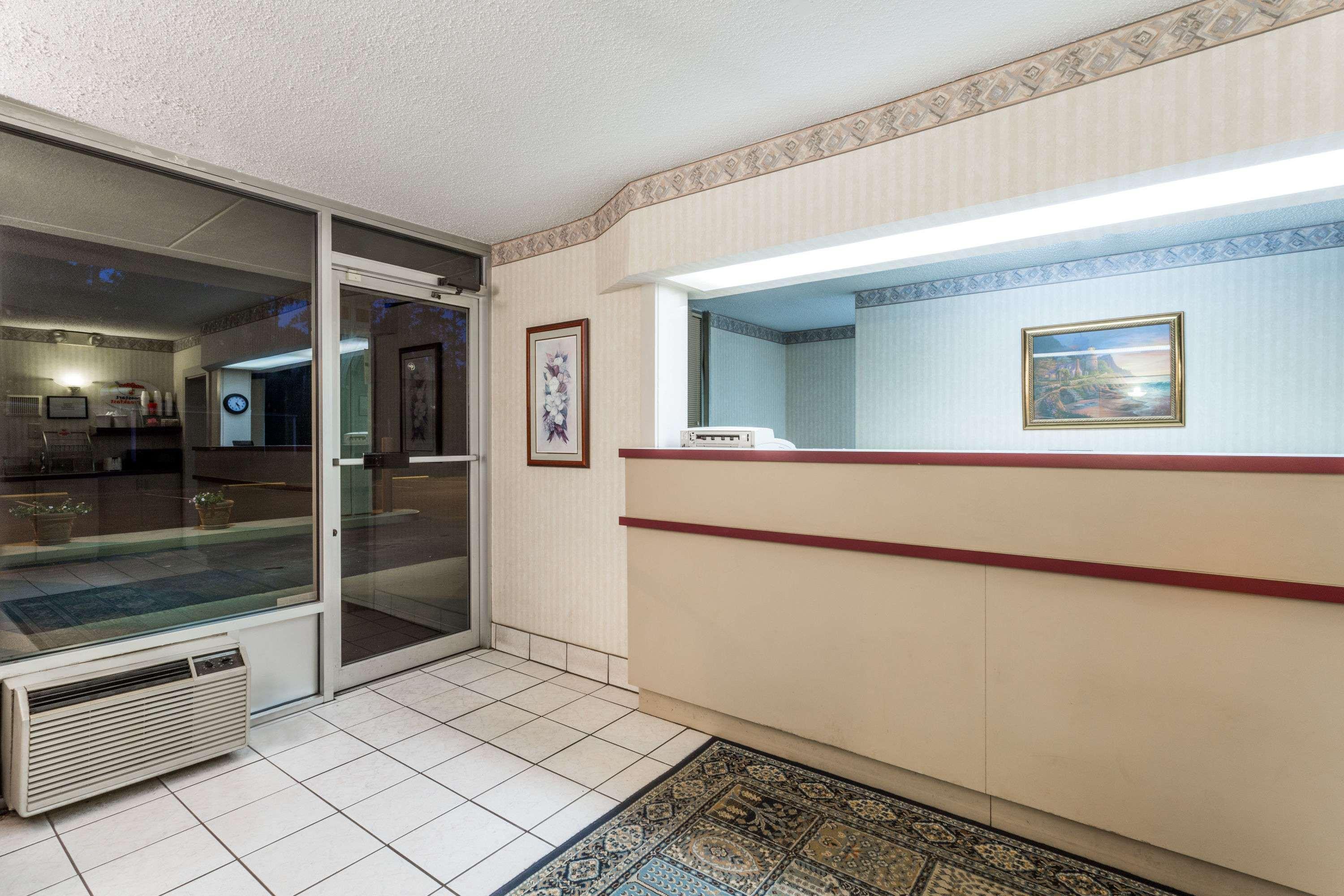 Super 8 By Wyndham Commerce Bagian luar foto