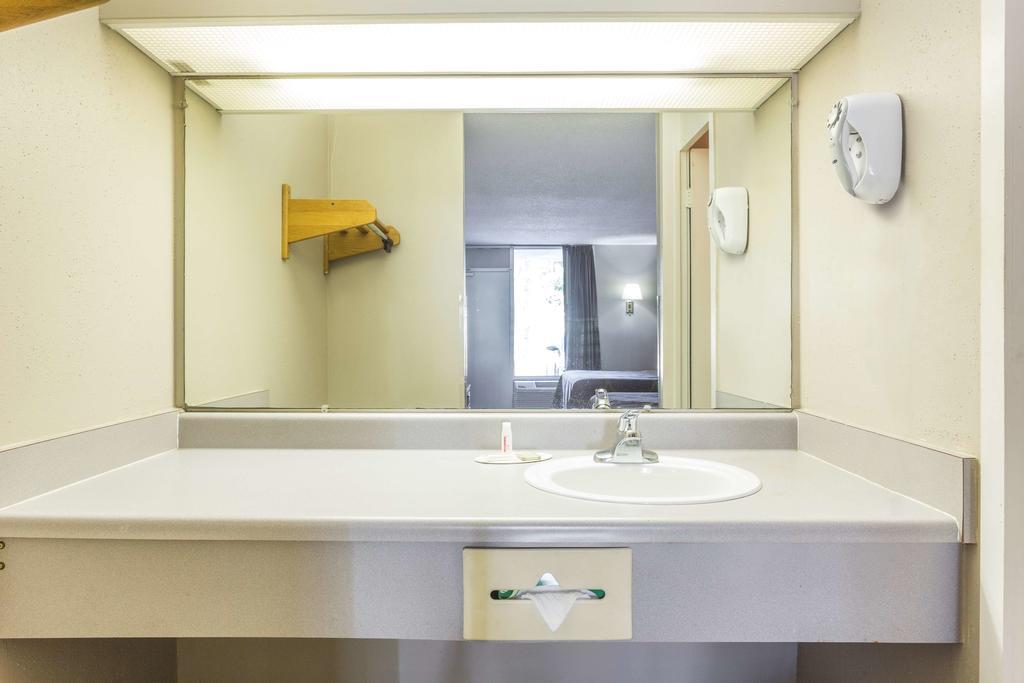 Super 8 By Wyndham Commerce Bagian luar foto